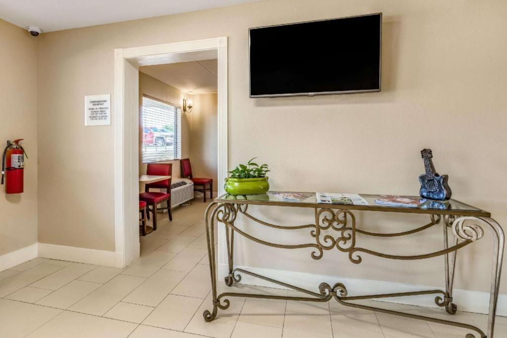 Rodeway Inn & Suites Tupelo Exterior foto